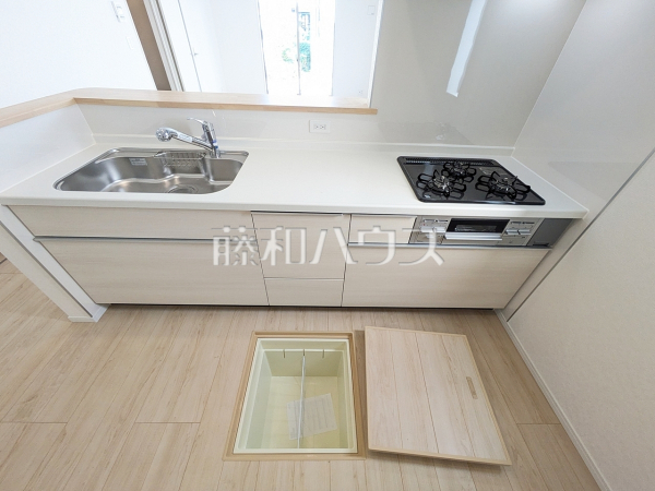 4号棟　キッチン　床下収納　【浦添市牧港4丁目】