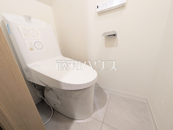 ≪トイレ≫温水洗浄機能付きトイレで清潔にご使用いただけます。　　【世田谷区上祖師谷２丁目】