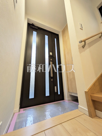 ≪玄関≫ 自然光を取り入れ明るい空間になるよう設計された玄関です。 　【世田谷区上祖師谷２丁目】