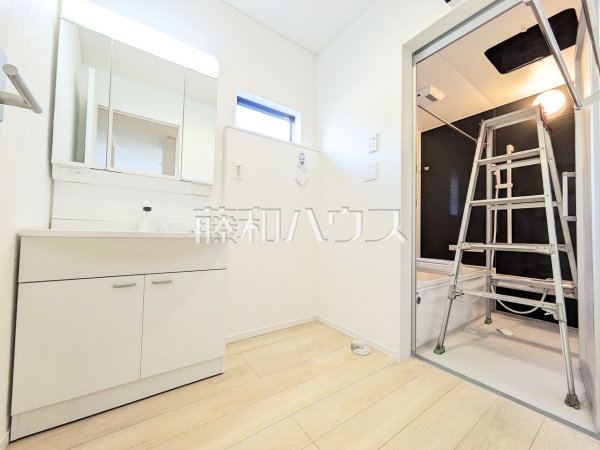 ≪6号棟　洗面所≫ 洗面化粧台のボウルは汚れにくく、幅も広めでお掃除も楽々できます。 【府中市清水が丘３丁目】