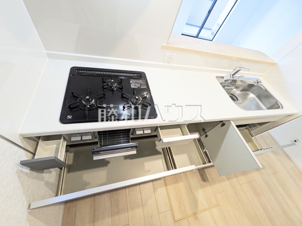 ≪6号棟　キッチン≫ 使いやすくスタイリッシュなシステムキッチンには、毎日お使いになる方の視点が存分に活かされています。 　【府中市清水が丘３丁目】