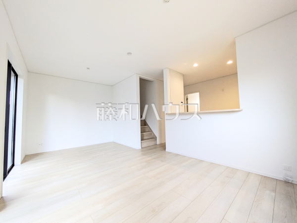 ≪6号棟　リビング≫リビングイン階段採用によりいつも家族を身近に感じられます。「行ってきます、お帰りなさい」を感じ、コミュニケーションの取れる空間です。【府中市清水が丘３丁目】