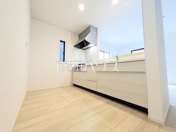 ≪6号棟　キッチン≫窓のある明るい空間！対面式なのでコミュニケーションの取りやすいキッチンです☆　【府中市清水が丘３丁目】