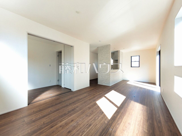 1号棟　 採光溢れるリビングで、家族団らんのひと時をお過ごし下さい。 　【所沢市上新井１丁目】