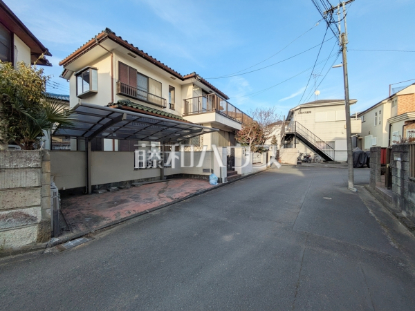 接道状況および現場風景　【日野市南平２丁目】南側が開けているため、日差しもサンサンと降り注ぎます。