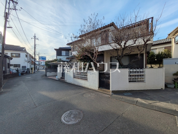 接道状況および現場風景　【日野市南平２丁目】前面道路5m。運転が少し苦手な方でも運転・駐車がしやすそうですね。