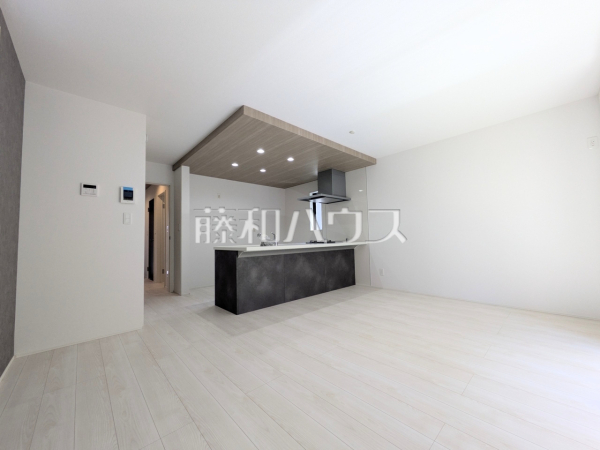 ≪1号棟　リビング≫対面キッチンを採用したリビングは明るく開放感を主として設計しました。　【府中市新町２丁目】