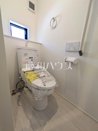 ≪1号棟　トイレ≫温水洗浄便機能付きトイレで清潔にご使用いただけます。【府中市新町２丁目】