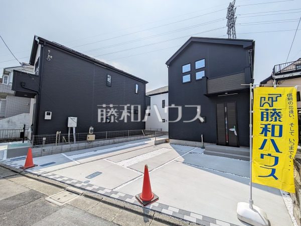 ≪現地外観≫モダンスタイリッシュな外観は永年お住まいになっても飽きの来ないシンプルな印象を与えてくれます。【府中市新町２丁目】