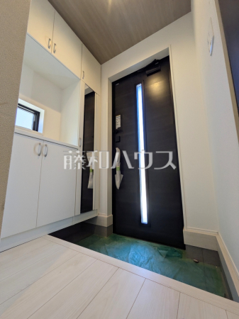 ≪1号棟　玄関≫自然光を取り入れ明るい空間になるよう設計された玄関です。【府中市新町２丁目】