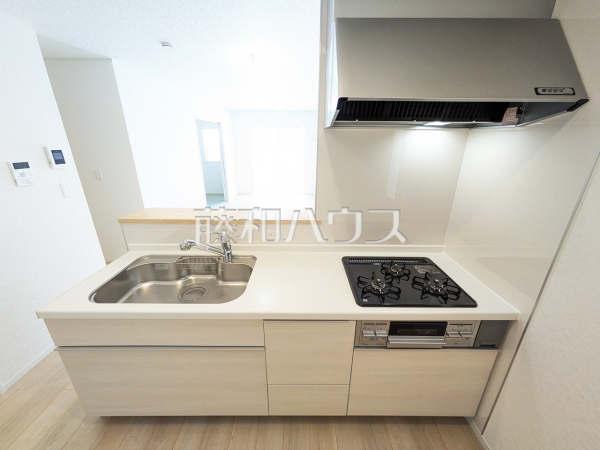 2号棟　キッチン　【糸満市字喜屋武】 ご家族の様子がわかり、会話も楽しめる対面式システムキッチン 