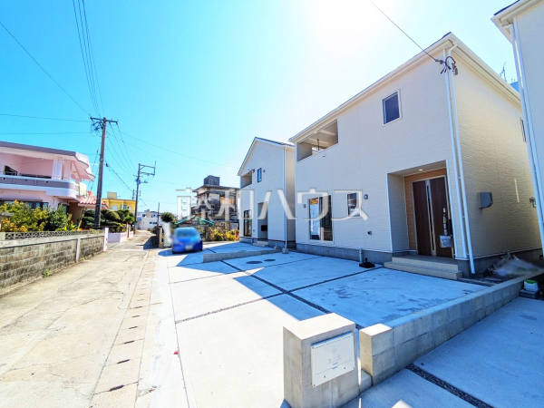 接道状況および現場風景　【糸満市字喜屋武】 周囲に高い建物のないエリアのため、空が大きく感じます。 