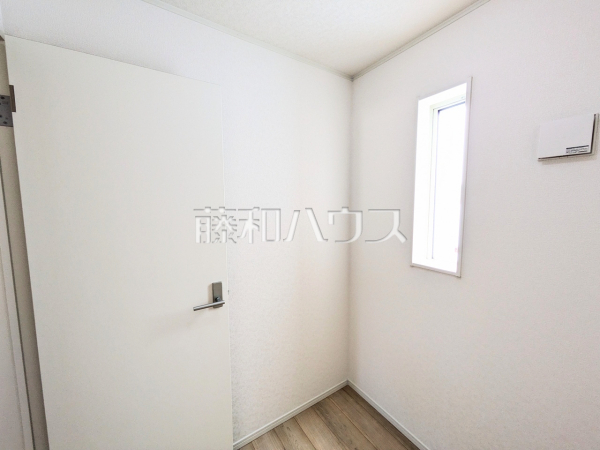 2号棟　テレワークルーム　【糸満市字喜屋武】 家族の生活音を気にせず仕事ができるテレワークルームを完備 