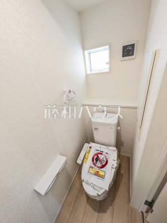2号棟　トイレ　【糸満市字喜屋武】 各階にトイレがあると、階段の上り下りをせずに済むため就寝時なども便利です。 