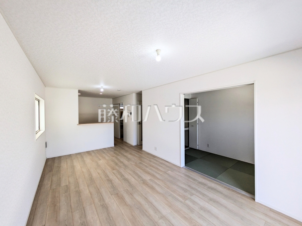 2号棟　リビング　【糸満市字喜屋武】 対面キッチンを採用したリビングは明るく開放感を主として設計しました。 