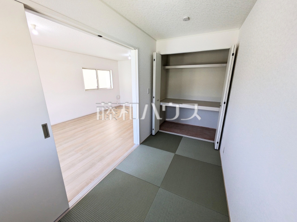 2号棟　和洋室　【糸満市字喜屋武】  和室はお子様のお昼寝タイムや、ちょっとしたプライベートな時間を過ごしたりと様々な使い方が可能です。 