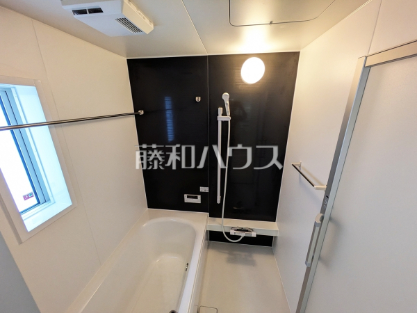 2号棟　浴室　【糸満市字喜屋武】 白を基調とした清潔感あふれるバスルームです 