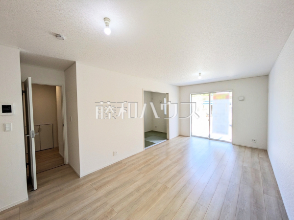 2号棟　リビング　【糸満市字喜屋武】 約16.2帖のゆったりリビング。家族でテーブルを囲む素敵な時間をお愉しみ下さい。 