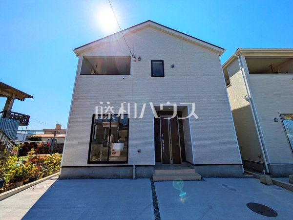 3号棟　外観　【糸満市字喜屋武】 ご家族ぞれぞれの思い出と、どこまでも広がる空を独り占め！晴れ渡った青空の袂に、暖かな光に包まれ四季折々の風を感じる、幸せの空間がここに。 