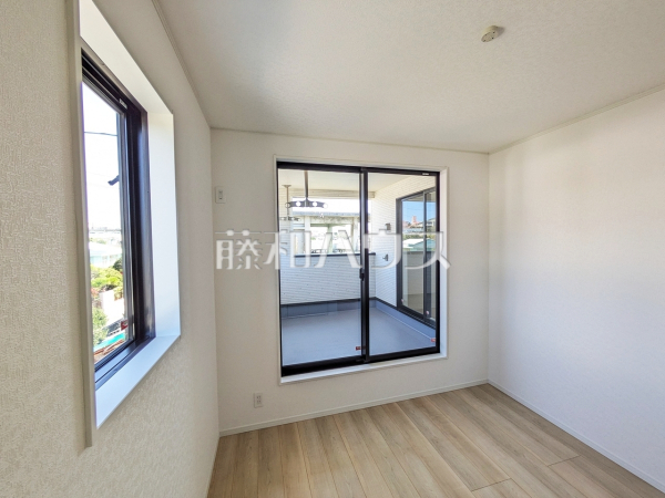 3号棟　居室　【糸満市字喜屋武】 木目が美しいウッディなフローリングの居室は、穏やかで心安らぐ空間となるでしょう。 