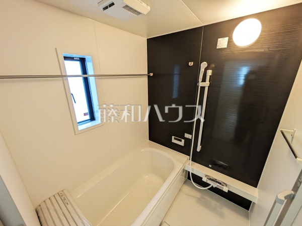 3号棟　浴室　【糸満市字喜屋武】 落ち着いた色合いで疲れたからだを癒す、贅沢なくつろぎ空間です。 