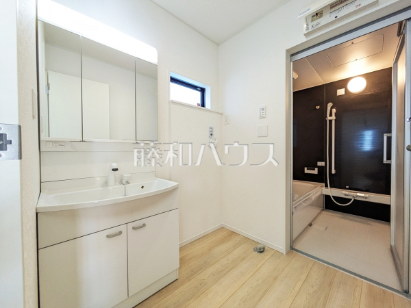 3号棟　洗面室　【糸満市字喜屋武】白い壁とウッディなフローリングが清潔で安らぐ空間を演出しています。
