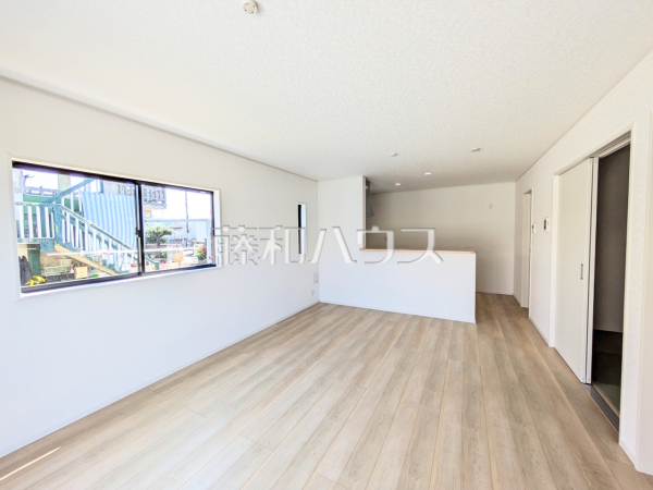 3号棟　リビング　【糸満市字喜屋武】