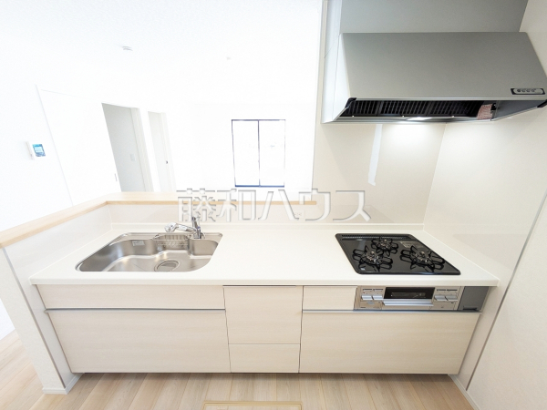 3号棟　キッチン　【糸満市字喜屋武】 リビングにいるご家族を見渡せる対面キッチン 