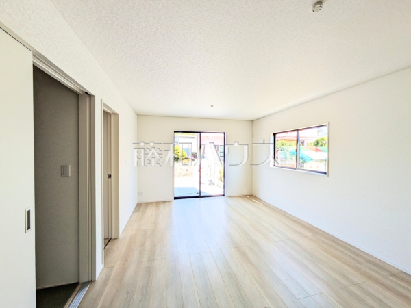 3号棟　リビング　【糸満市字喜屋武】