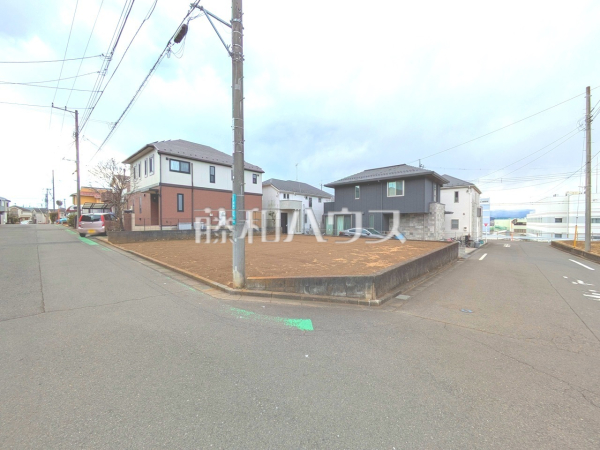 現地写真　【日野市新町５丁目】前面道路6mなので、運転が少し苦手な方でも運転・駐車がしやすそうですね。