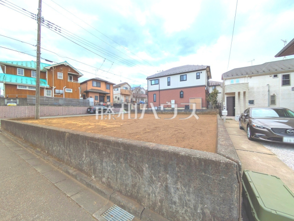 接道状況および現場風景　【日野市新町５丁目】当社オリジナルの注文住宅サポートシステム「セレシス」で、信頼のおける大手ハウスメーカーのご紹介も承ります。