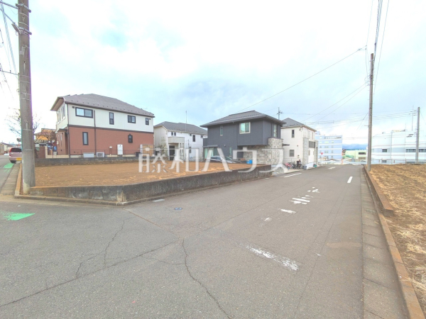 接道状況および現場風景　【日野市新町５丁目】周辺は落ち着いた雰囲気の住宅地です。小さなお子様がいるご家庭も安心です。