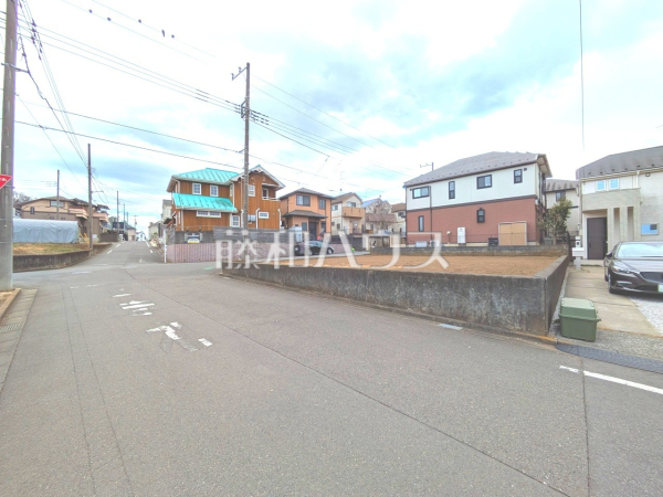 接道状況および現場風景　【日野市新町５丁目】物件の事、諸費用の事など、小さな疑問も担当の松本までお気軽にご連絡・ご相談下さい。