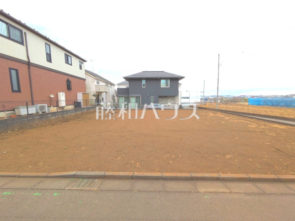 現地写真　【日野市新町５丁目】約197.96㎡（約59.88坪）のゆとりある敷地ですので、広いお庭も確保できそうですね。