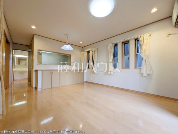 ≪リビング≫ 採光溢れるリビングで、家族団らんのひと時をお過ごし下さい。 【調布市調布ケ丘４丁目】