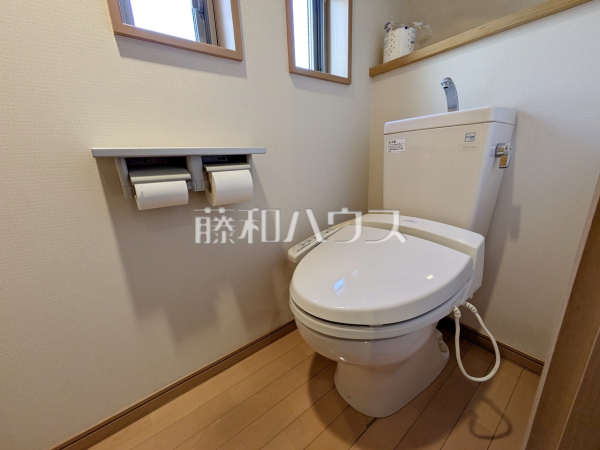 ≪トイレ≫各階にトイレがあると、階段の上り下りをせずに済むため就寝時なども便利です。　　【調布市調布ケ丘４丁目】
