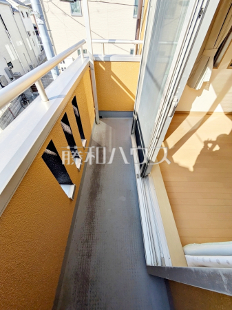 ≪バルコニー≫居室から直接バルコニーへ出られる為、晴れた日は布団を干すことができます。　【調布市調布ケ丘４丁目】