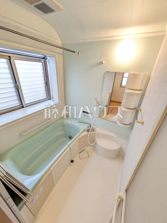 ≪浴室≫ 窓付き浴室はしっかり換気ができていつも清潔に、毎日のバスタイムが楽しみになります。 　【調布市調布ケ丘４丁目】