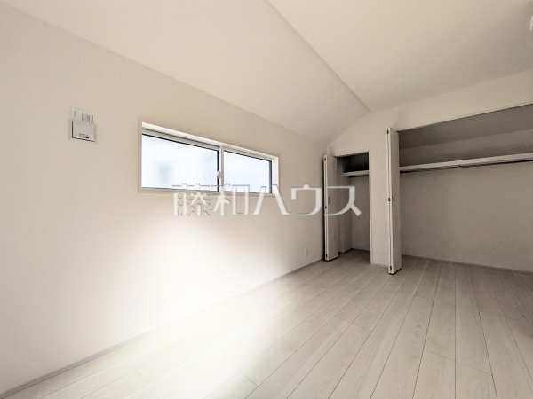 ≪1号棟　居室≫居室のサッシにはペアガラスを採用。断熱性が高いことにより、省エネや結露対策にもなります。　【調布市柴崎２丁目】