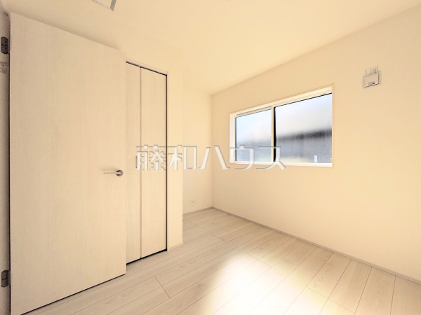 ≪1号棟　居室≫ 各居室にはクローゼットを完備し、家具を置くスペースが確保しやすい設計がされております。 　【調布市柴崎２丁目】