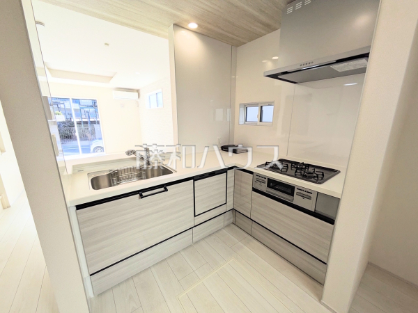 ≪1号棟　キッチン≫ 動線が短いL字型キッチンで、準備も料理もテキパキとはかどります！ 【調布市柴崎２丁目】