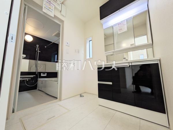 ≪1号棟　洗面室≫三面鏡付きの洗面台。鏡の裏にも収納があり、歯ブラシや化粧品等もすっきり収納できます。　【調布市柴崎２丁目】