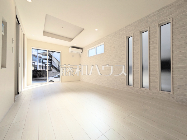 ≪1号棟　リビング≫リビングに床暖房があるので足元ぽかぽか、家族の集まる空間を暖めます。　　【調布市柴崎２丁目】