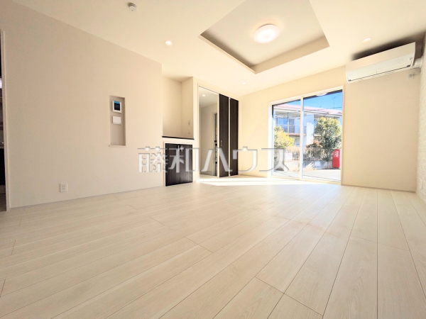 ≪3号棟　リビング≫リビングに床暖房があるので足元ぽかぽか、家族の集まる空間を暖めます。　　【調布市柴崎２丁目】