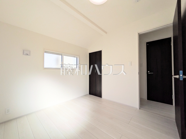 ≪3号棟　居室≫各居室は2面採光により、明るく開放的な空間となっています。　　【調布市柴崎２丁目】