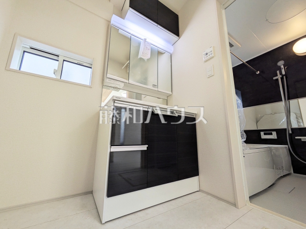 ≪3号棟　洗面室≫三面鏡付きの洗面台。鏡の裏にも収納があり、歯ブラシや化粧品等もすっきり収納できます。　【調布市柴崎２丁目】