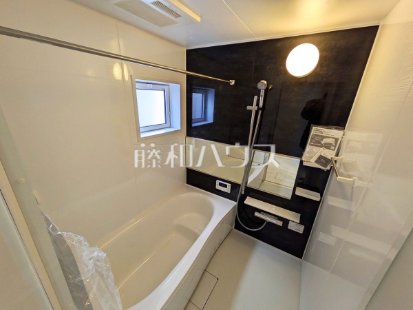 ≪3号棟　浴室≫窓付き浴室はしっかり換気ができていつも清潔に、毎日のバスタイムが楽しみになります。 　【調布市柴崎２丁目】