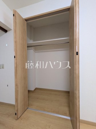 収納 【第二西武マンション】枕棚とハンガーパイプで効率良く、たくさん収納できるクローゼット!お部屋をきれいに保てそうですね。 収納 【第二西武マンション】枕棚とハンガーパイプで効率良く、たくさん収納できるクローゼット!お部屋をきれいに保てそうですね。