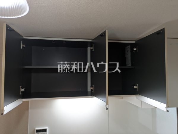 キッチンの吊り戸棚 【第二西武マンション】キッチンペーパーやラップ、調理器具や食器類などの収納にも便利な吊戸棚 キッチンの吊り戸棚 【第二西武マンション】キッチンペーパーやラップ、調理器具や食器類などの収納にも便利な吊戸棚