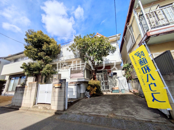 ≪現地外観（現況：古屋有）≫　JR南武線「西府」駅 徒歩10分！この恵まれたロケーションによる幸福感は、毎朝の通勤時にしっかりと感じられるのではないでしょうか。【府中市本宿町４丁目】